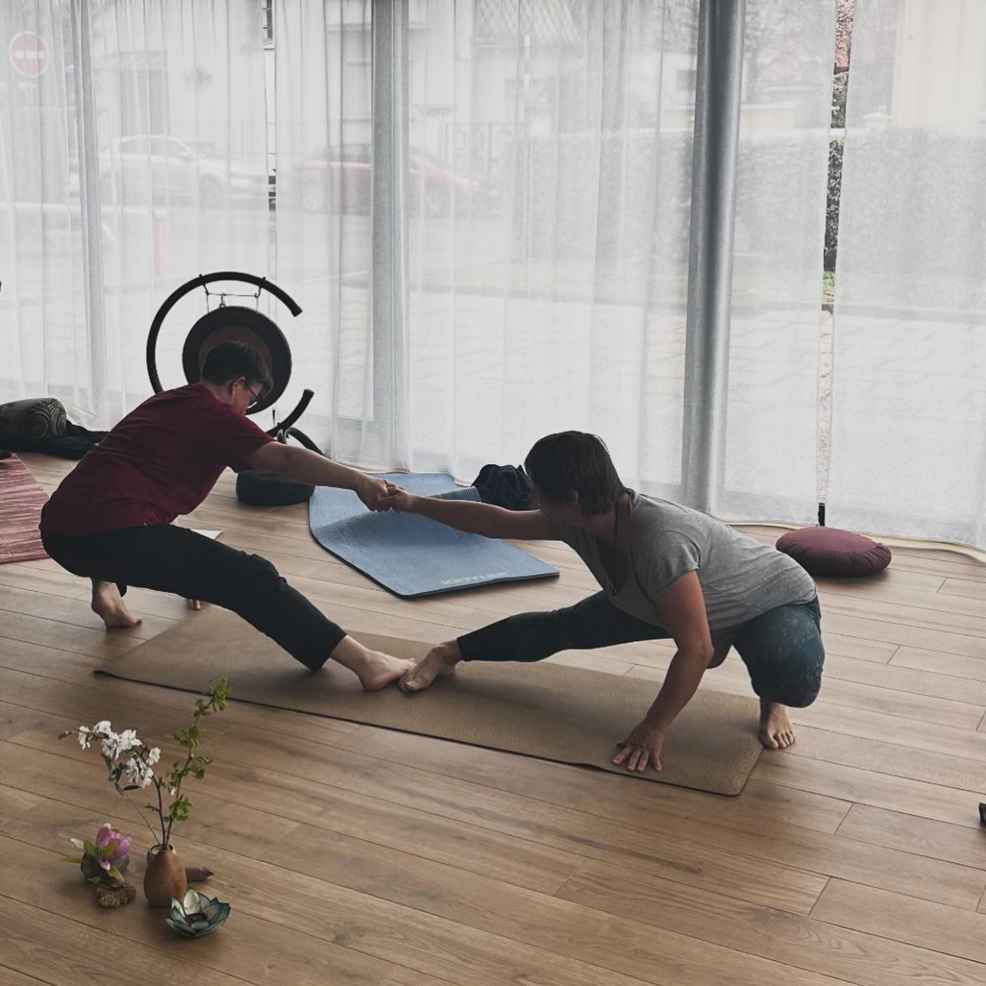 Séance collective de Do-In sur tapis.