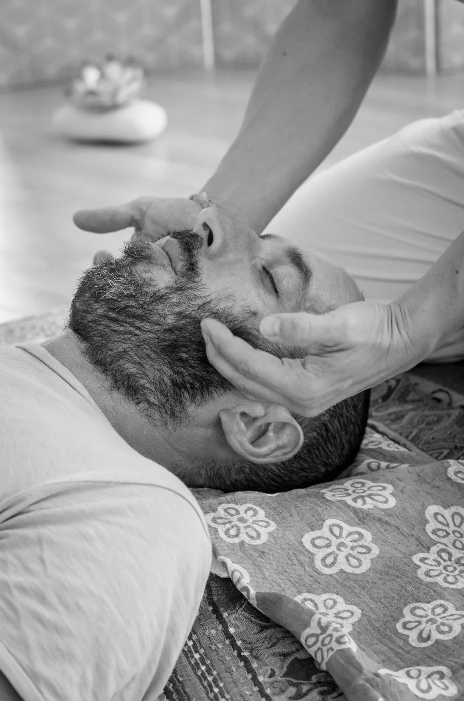 Geste de Shiatsu au niveau de la tête, photographié en noir et blanc.