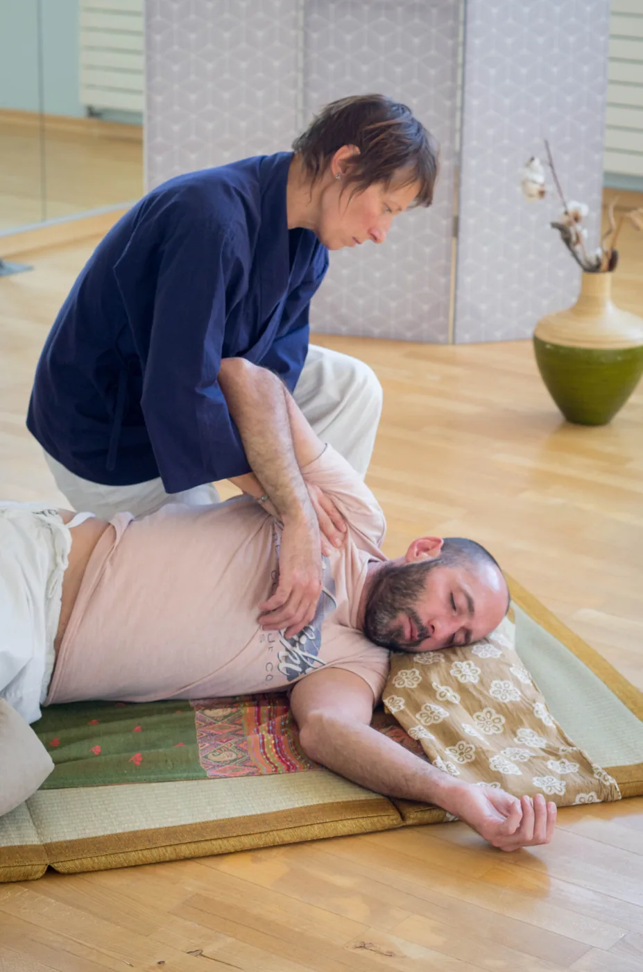 Pression des mains sur le dos pendant une séance.