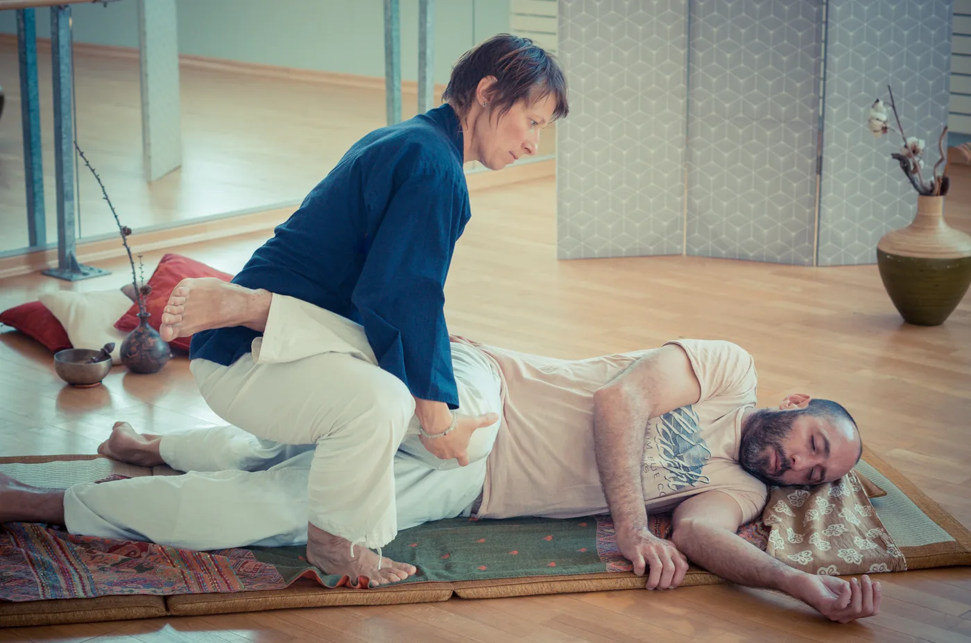 Séance de Shiatsu dans un espace calme et lumineux.