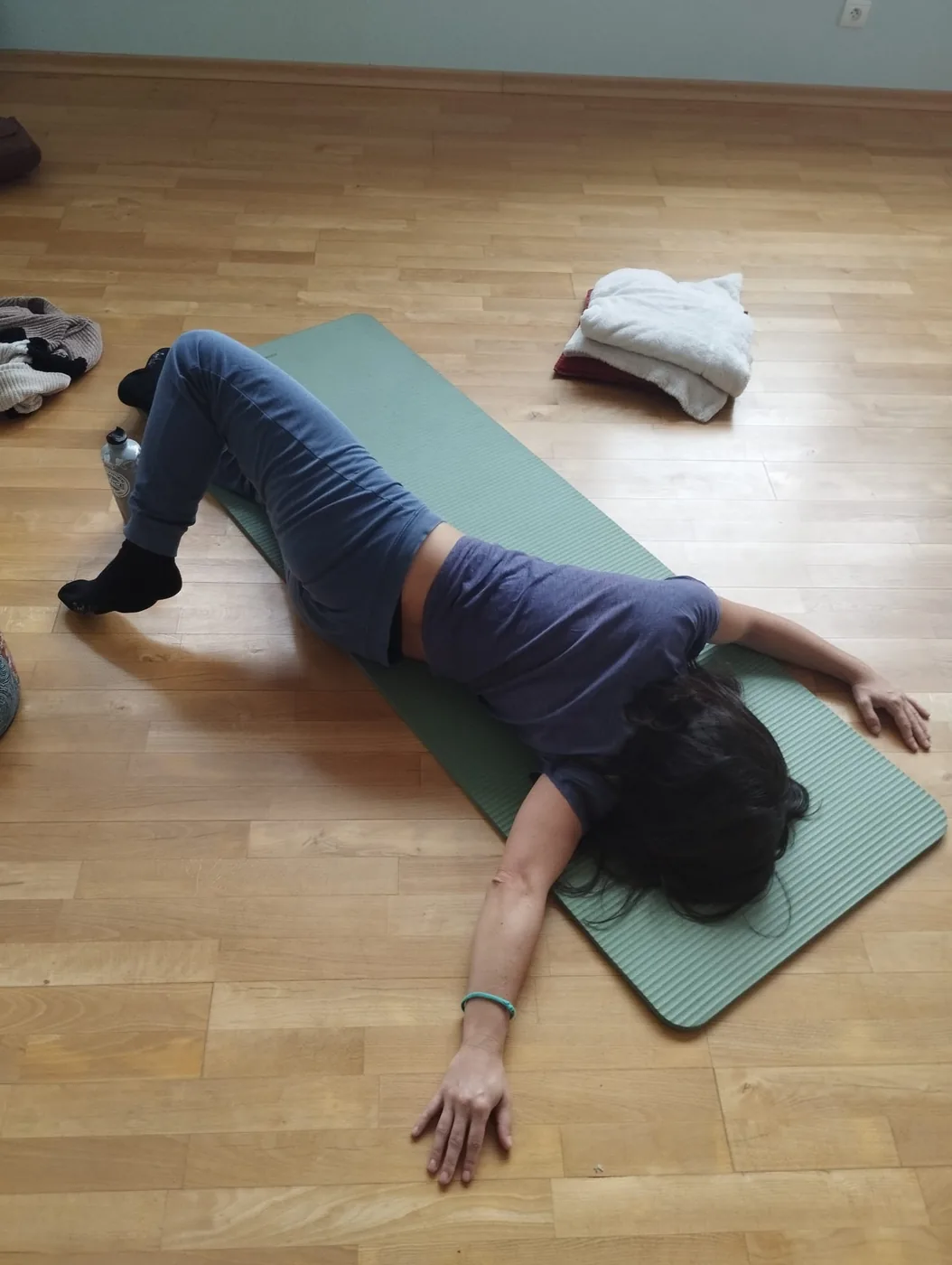Posture au sol pendant une pratique corporelle.