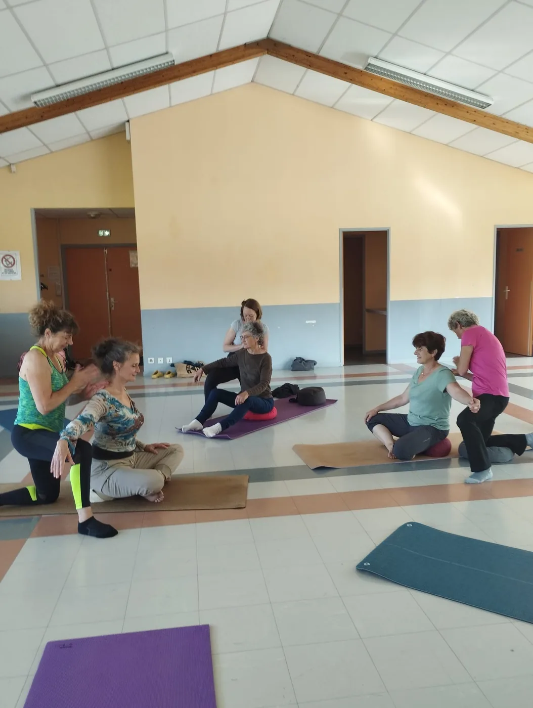 Pratique collective de Do In assise.