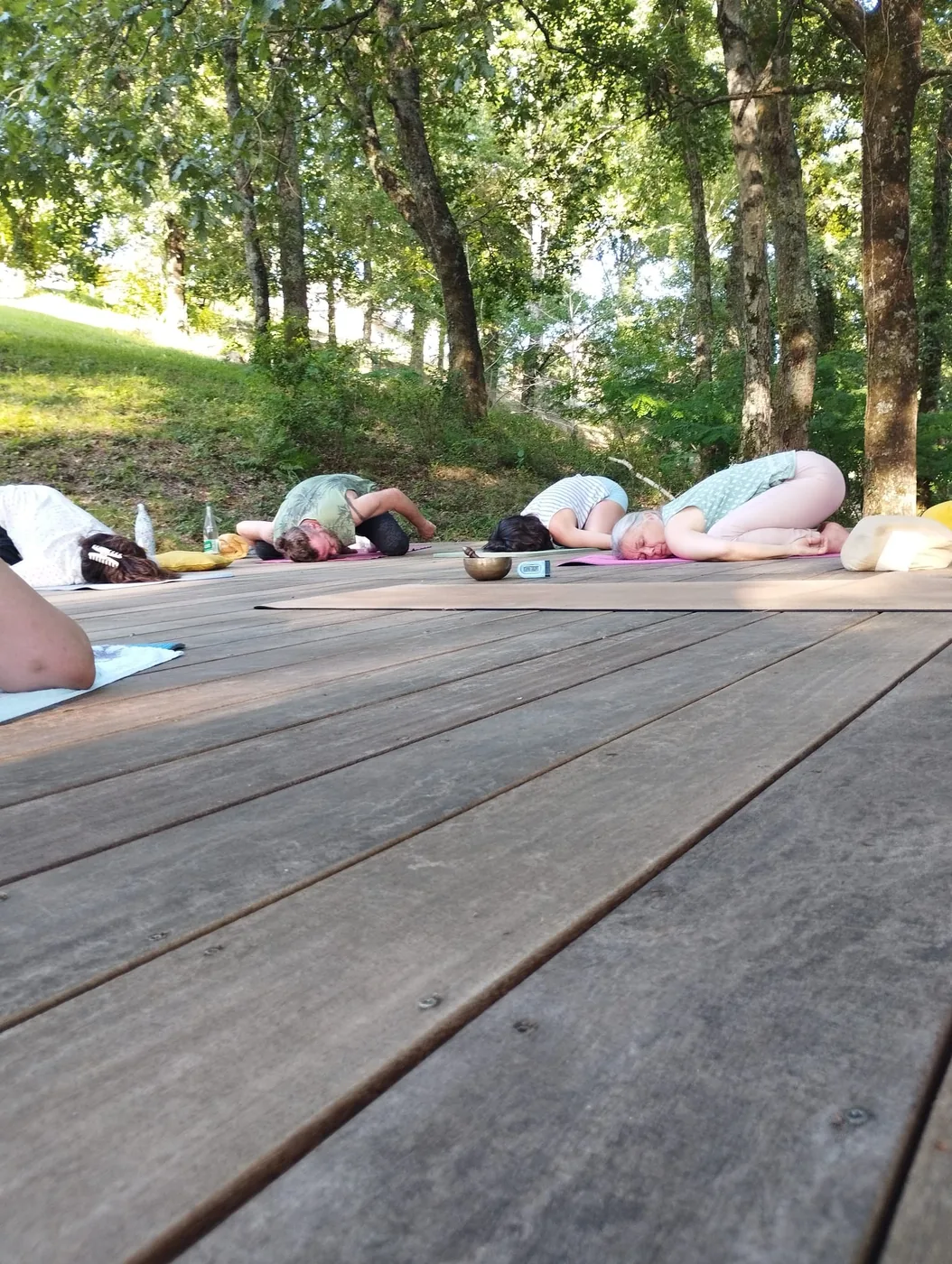 Groupe allongé en extérieur pendant une séance de Do In.
