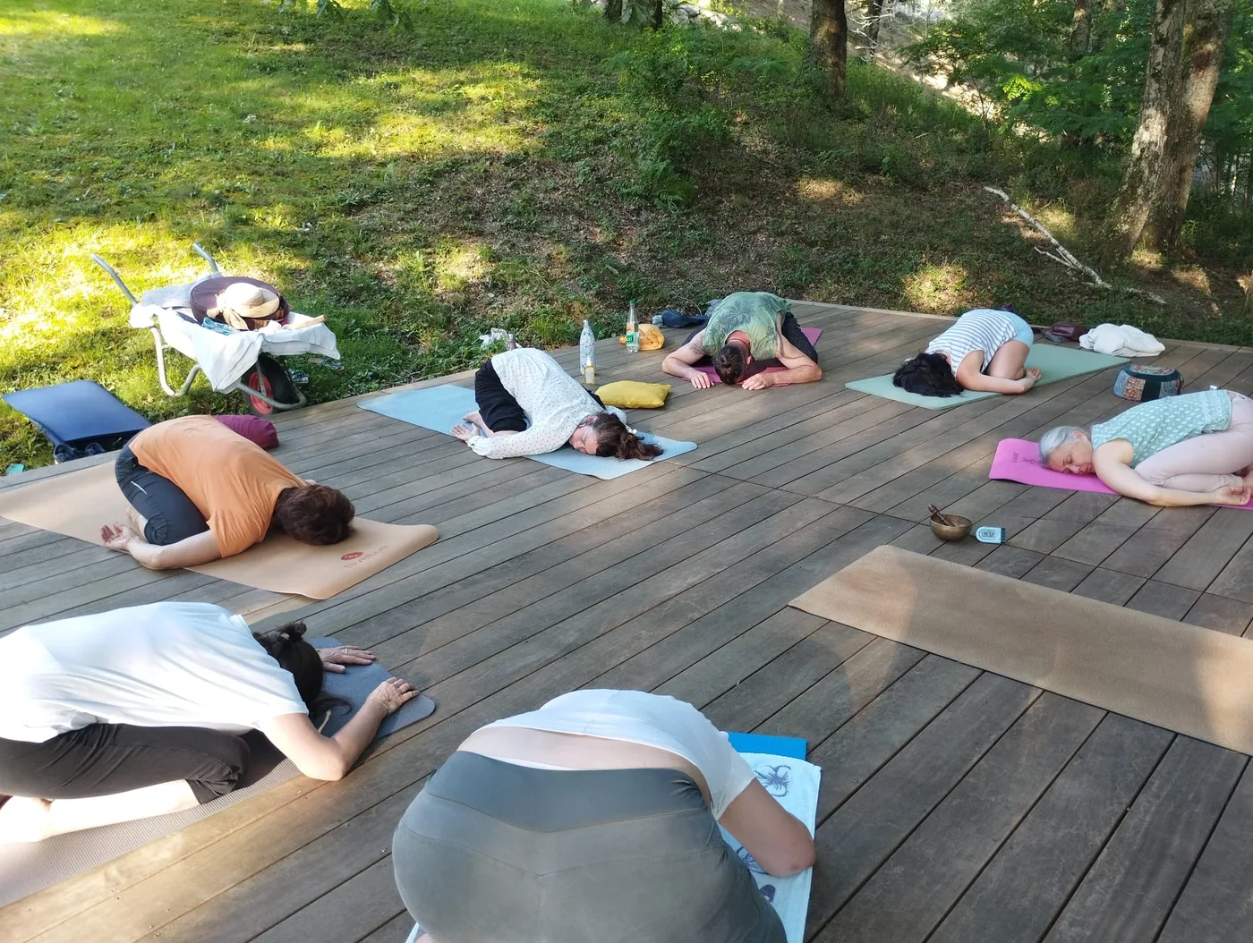 Pratique de relaxation en plein air.