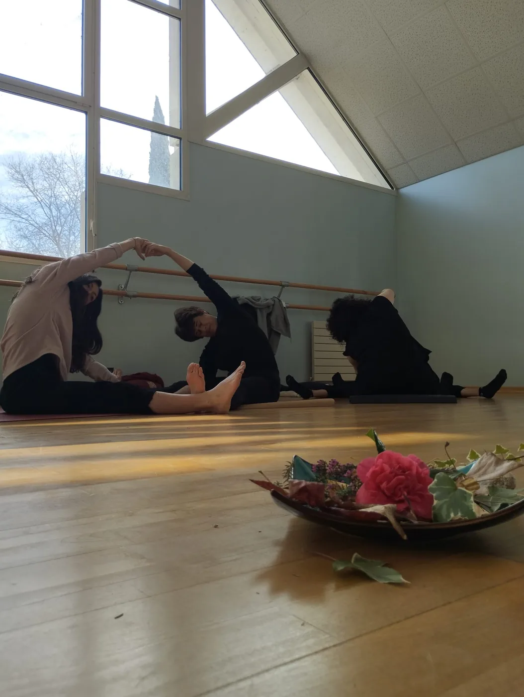 Étirement collectif dans une salle de pratique.