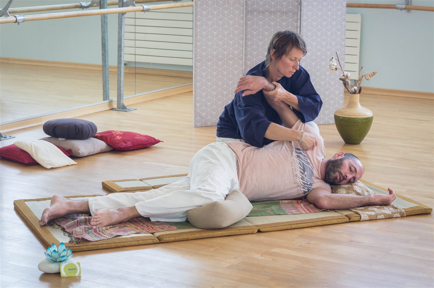 Séverine Moroy pratiquant une séance de Shiatsu sur futon.