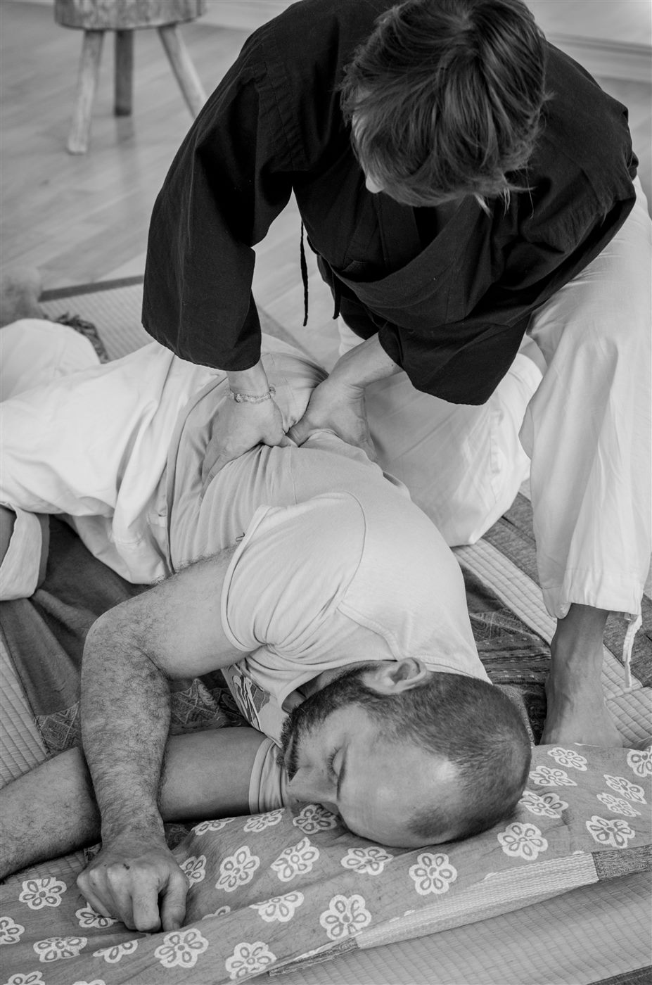 Contact attentif au niveau de la tête, en noir et blanc.
