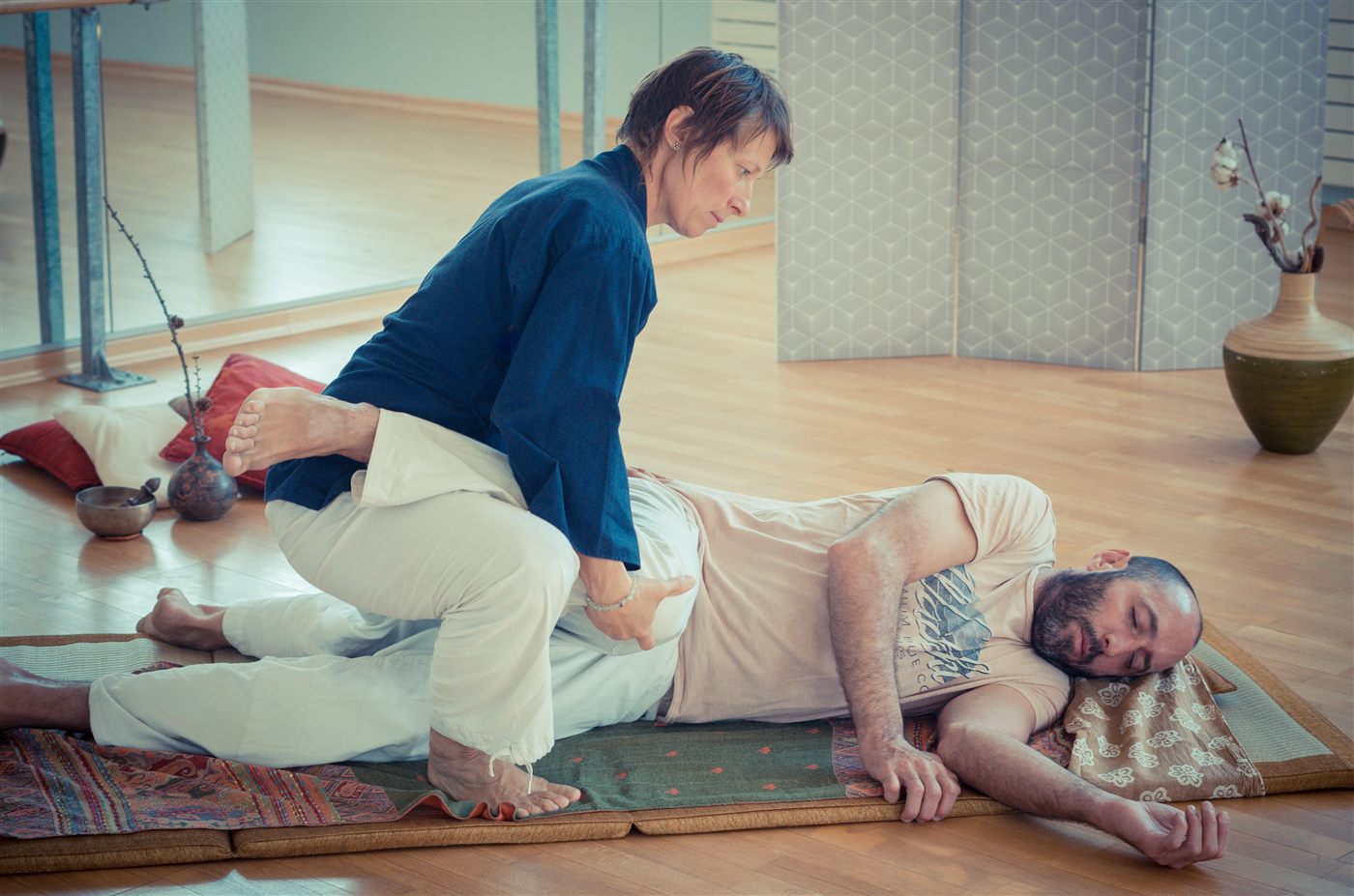 Séance de Shiatsu dans un espace lumineux.