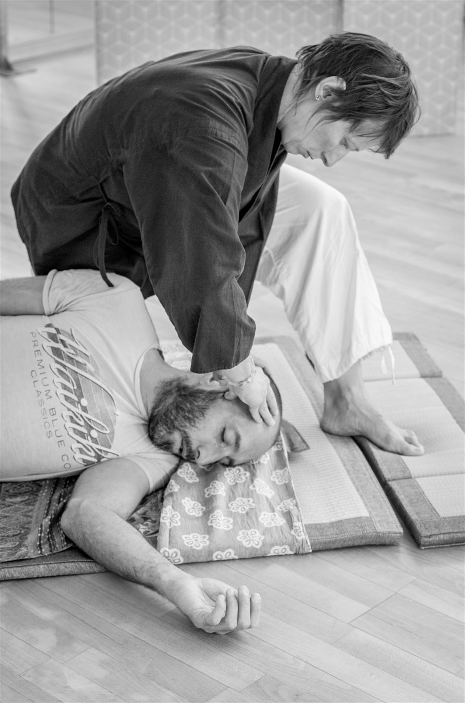 Pratique du Shiatsu, en noir et blanc.